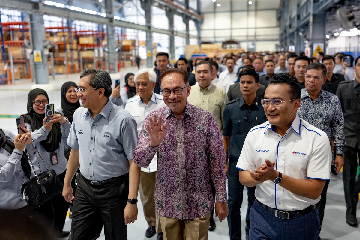 Datuk Seri Anwar Ibrahim said the government is looking to resolve basic infrastructure problems concerning dilapidated schools, toilets, school facilities as well as address health and medical issues. (Picture via Facebook)